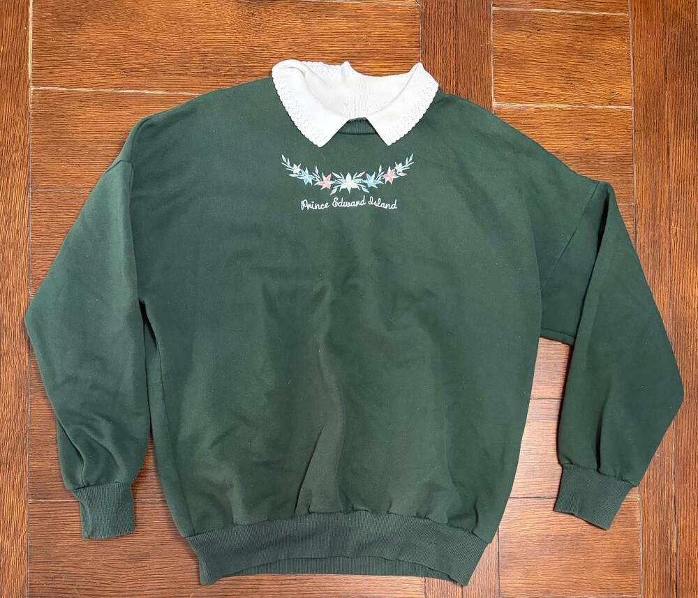 Vintage Prince Edward Island Floral Embroidered Green Sweatshirt White Collar XL